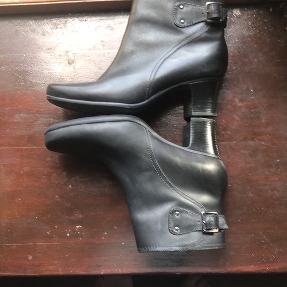 Clarks Black Leather Ankle Boot  Zip  Size 6.5 M  EUC Side Buckle Med Heel - Picture 3 of 16